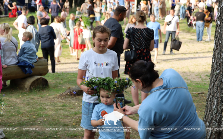 На Ивана на Купала ноченька мала…