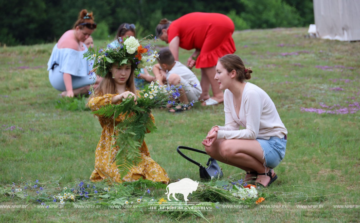 На Ивана на Купала ноченька мала…