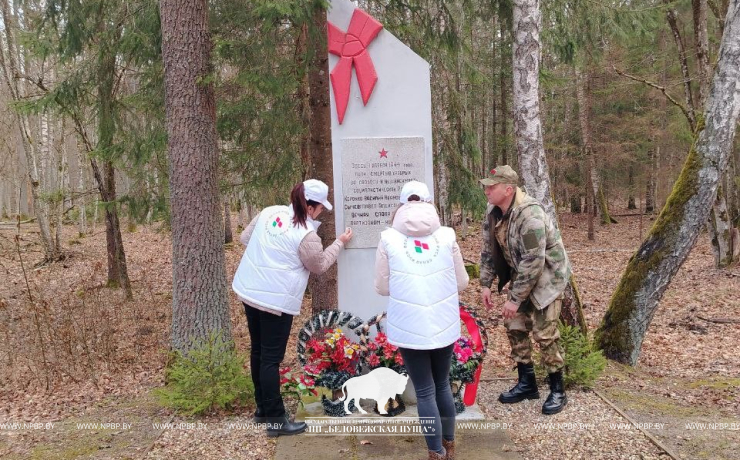 Активисты ОО "Белая Русь" ГПУ НП "Беловежская пуща" приняли активное участие по уборке воинских захоронений
