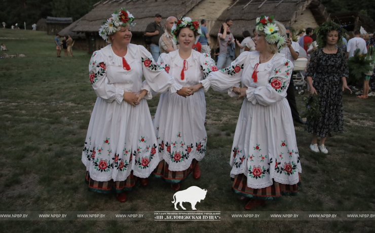 На Ивана на Купала ноченька мала…