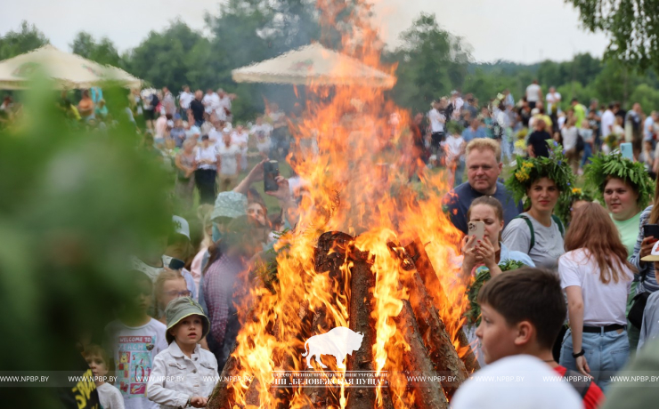 На Ивана на Купала ноченька мала…