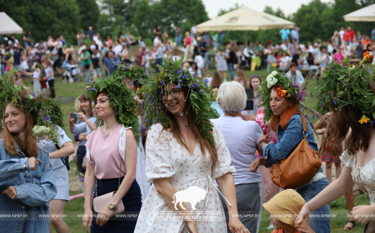 На Ивана на Купала ноченька мала…