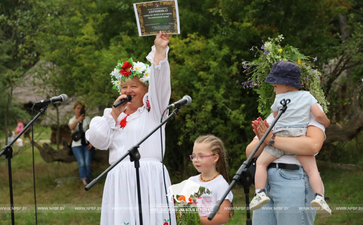 На Ивана на Купала ноченька мала…
