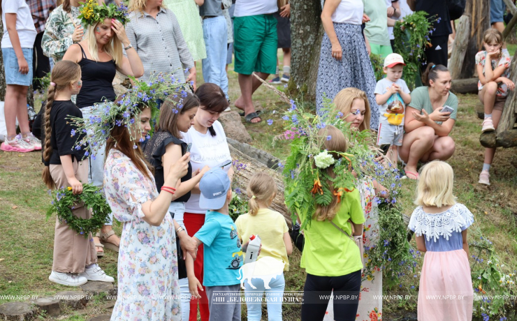 На Ивана на Купала ноченька мала…