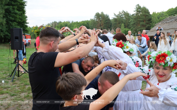 На Ивана на Купала ноченька мала…