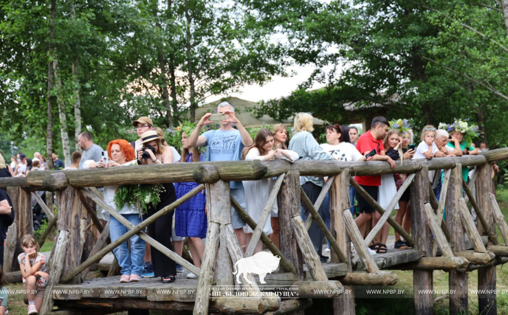 На Ивана на Купала ноченька мала…