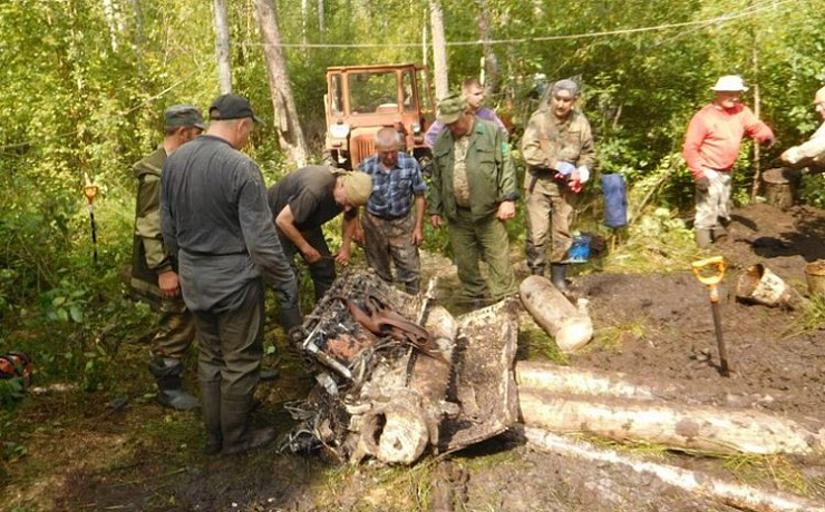 Военный самолет и останки летчика подняли из болота в ЛОХ «Выгоновском»