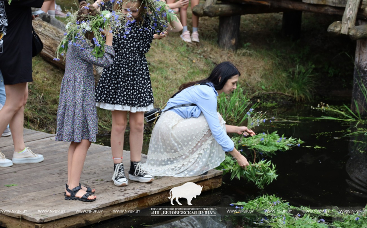 На Ивана на Купала ноченька мала…