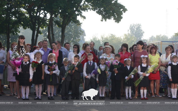 В День знаний администрация Беловежской пущи поощрила лучших учеников Каменюкской средней школы