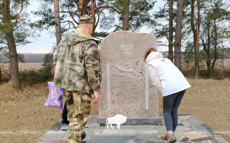 Активисты ОО "Белая Русь" ГПУ НП "Беловежская пуща" приняли активное участие по уборке воинских захоронений