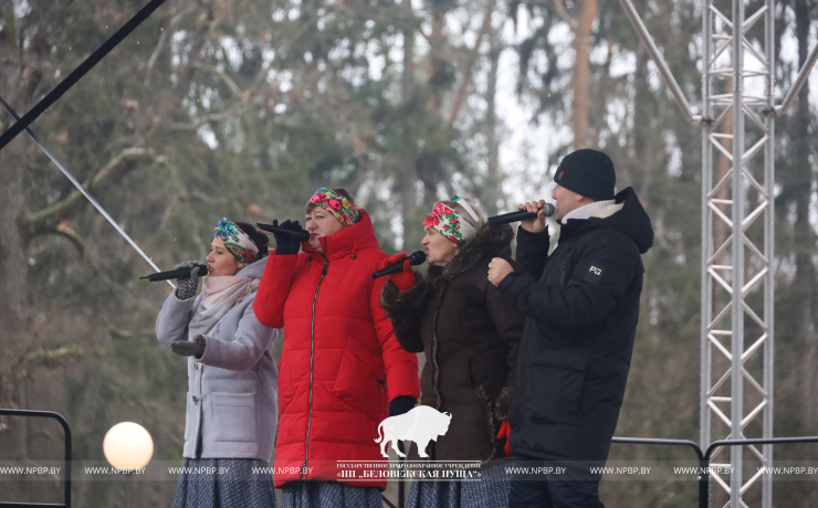 Прошла встреча Снегурочки в Поместье Деда Мороза в Беловежской пуще 