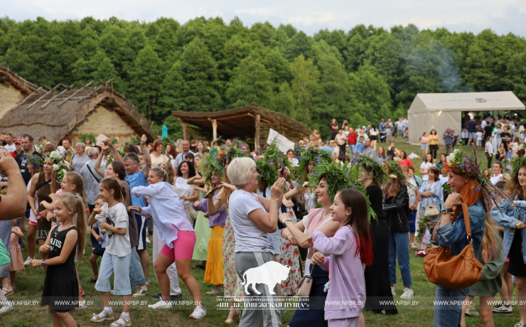 На Ивана на Купала ноченька мала…