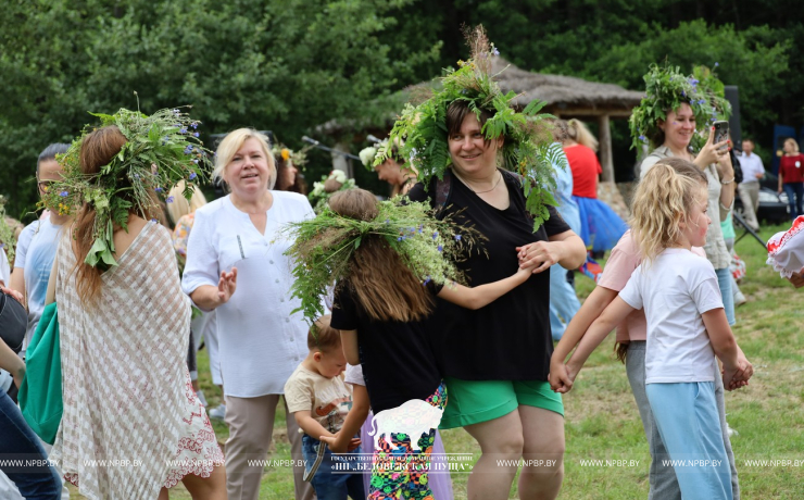 На Ивана на Купала ноченька мала…