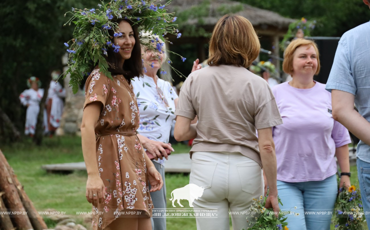 На Ивана на Купала ноченька мала…