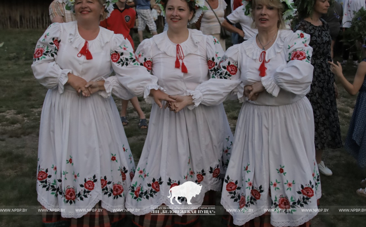 На Ивана на Купала ноченька мала…