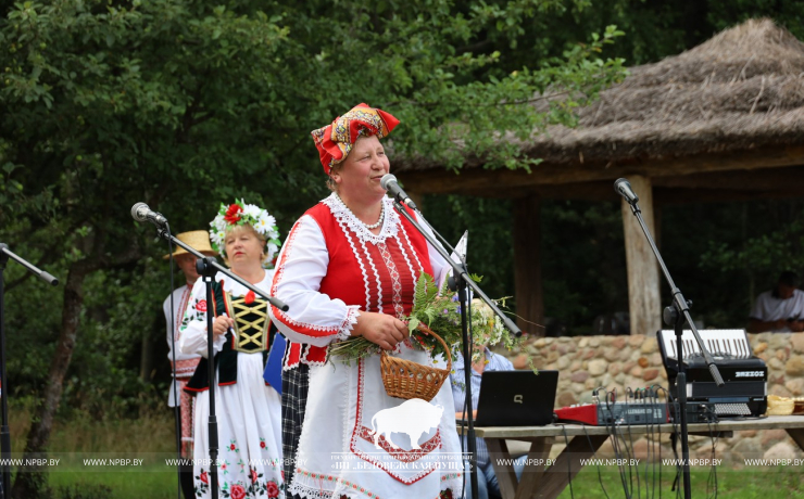 На Ивана на Купала ноченька мала…