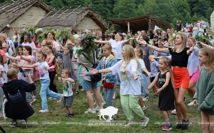 На Ивана на Купала ноченька мала…