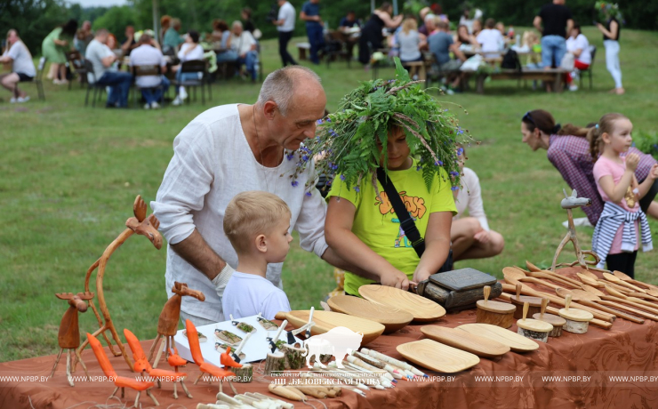 На Ивана на Купала ноченька мала…