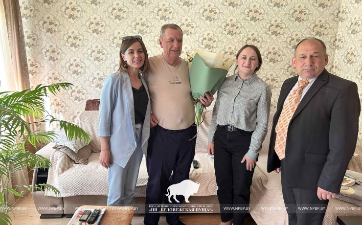 1 мая профсоюзный актив Национального парка «Беловежская пуща» поздравил на дому и вручил живые цветы нашим пенсионерам