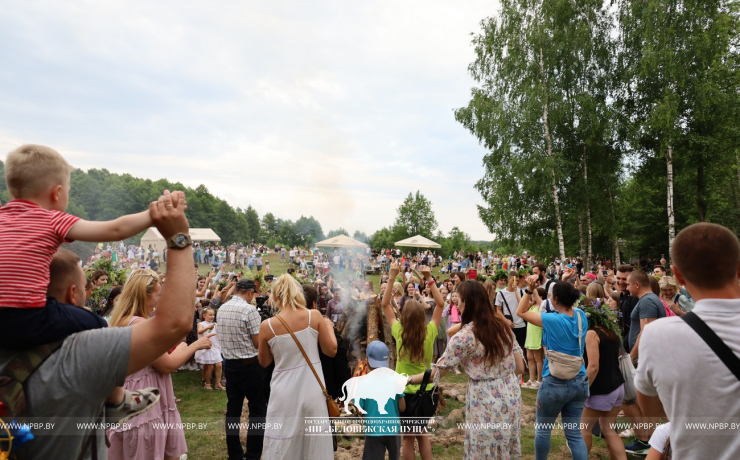 На Ивана на Купала ноченька мала…