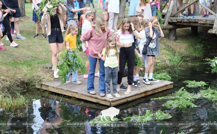 На Ивана на Купала ноченька мала…