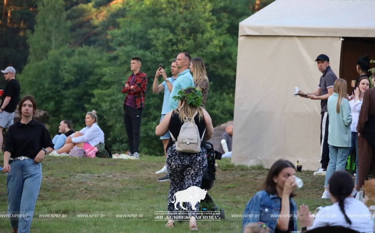 На Ивана на Купала ноченька мала…