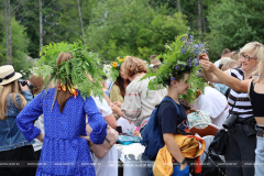 На Ивана на Купала ноченька мала…
