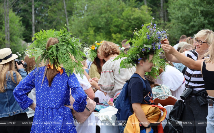 На Ивана на Купала ноченька мала…