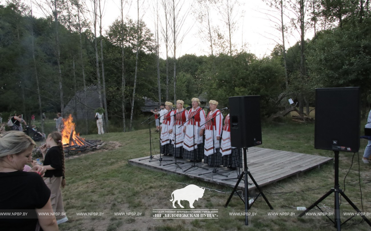 На Ивана на Купала ноченька мала…