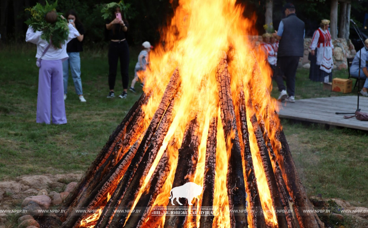 На Ивана на Купала ноченька мала…
