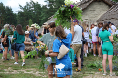 На Ивана на Купала ноченька мала…