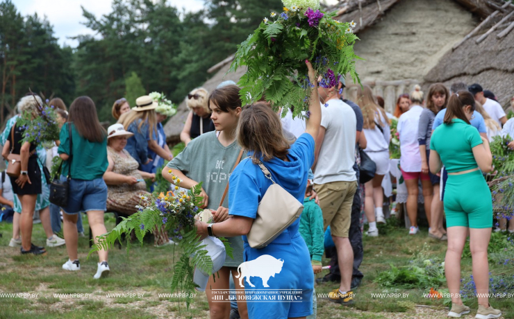 На Ивана на Купала ноченька мала…