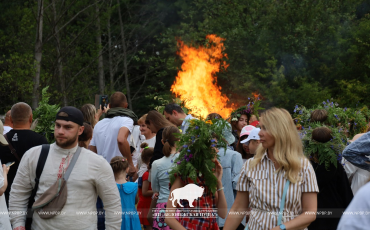 На Ивана на Купала ноченька мала…
