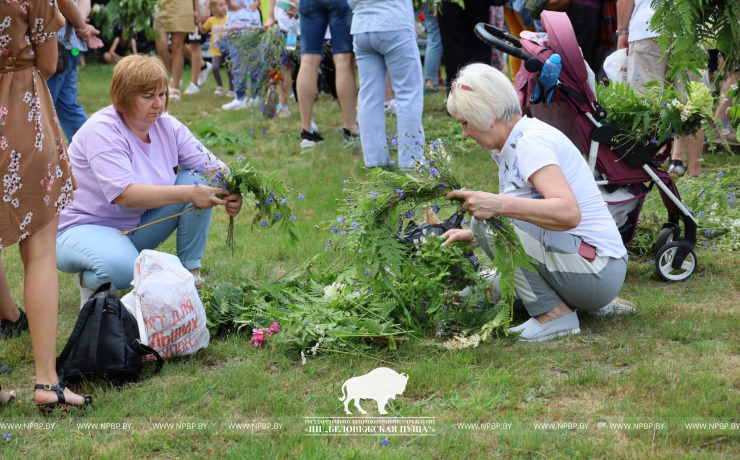 На Ивана на Купала ноченька мала…